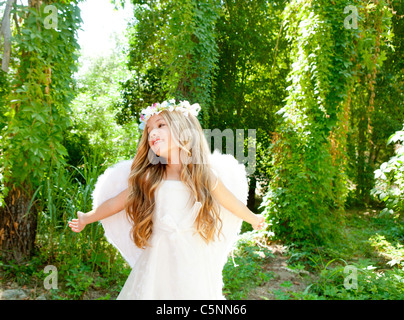 Engel Kinder Mädchen offenen Armen im Wald mit weißen Flügeln und Blumen-Krone Stockfoto