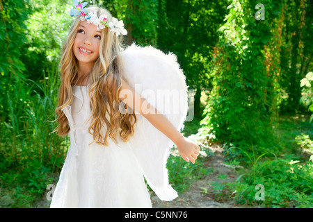 Engel Kinder Mädchen offenen Armen im Wald mit weißen Flügeln und Blumen-Krone Stockfoto