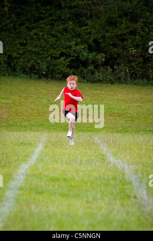 Ein Junge, ein Rennen am Schulsporttag in eine Englisch-Schule. Stockfoto