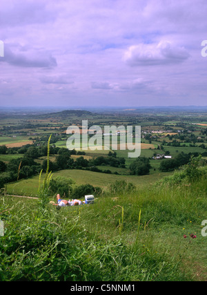 Paar liegen im Sonnenschein im Crickley Hill Country Park, Gloucestershire, Cotswolds, England, Großbritannien, Europa Stockfoto