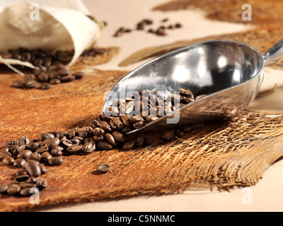 Kaffeebohnen in Metall Kugel Stockfoto