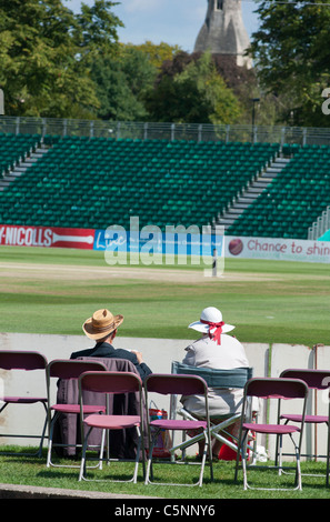 Eine sehr englische Szene am Cheltenham Cricket ground, Gloucestershire, UK. Stockfoto