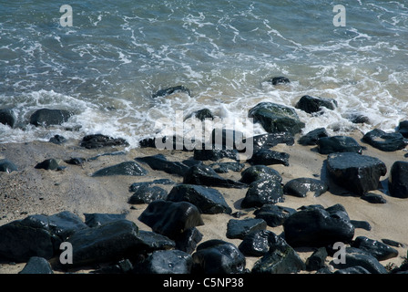 Die Gezeiten waschen über Felsen auf einem sandigen Strand St Ives Cornwall England UK Stockfoto