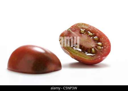 Tomatensorten: schwarze Plumtomato, zwei Hälften Stockfoto