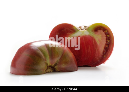 Tomatensorten: Black Prince, zwei Hälften Stockfoto
