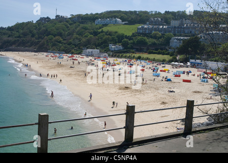 Sonnenanbeter am Strand Porthminster Beach St Ives Cornwall England UK Stockfoto
