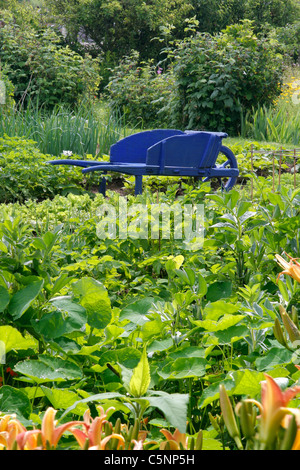 Gemüsebeete von Bohnen, Kartoffeln, Schalotten, Salat, Zwiebeln, Himbeere im Hintergrund. Stockfoto