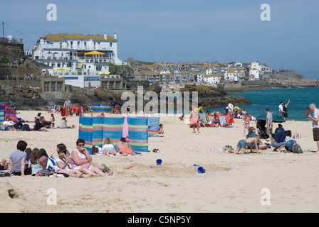 Sonnenanbeter am Strand Porthminster Beach St Ives Cornwall England UK Stockfoto