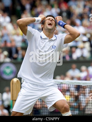 Novak Djokovic (SRB) feiert den Sieg nach seinem Halbfinale in Wimbledon Tennis-Meisterschaften 2011 Stockfoto