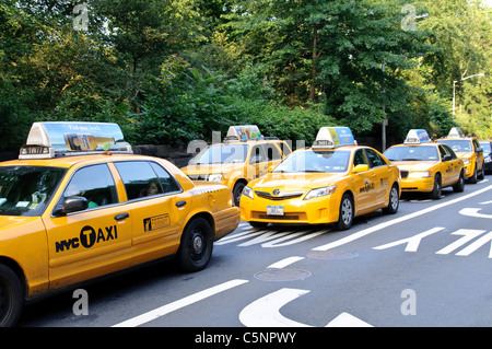 Taxis, Verkehr, Central Park West, New York City durchqueren Stockfoto