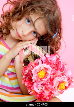 Kinder Mädchen halten Fashin Frühling rosa Blumen Tasche Porträt Stockfoto