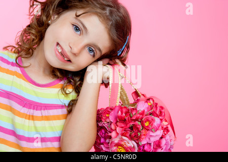 Kinder Mädchen halten Fashin Frühling rosa Blumen Tasche Siming nicht eingerückt Stockfoto