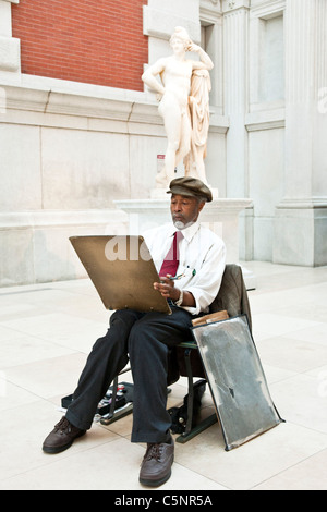 bärtige ordentlich gekleidete ältere schwarze Künstler sitzen skizzieren in Petrie Sculpture Court Metropolitan Museum of Art New York City Stockfoto