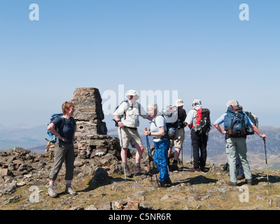 Welsh Ramblers Gruppe eine Pause am Gipfel der Moel Hebog im walisischen Bergen genießen. Snowdonia-Nationalpark, North Wales, UK. Stockfoto