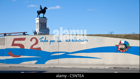 Kuba, Havanna. "Alles für die Revolution" Billboard. Denkmal für General Maximo Gomez im Hintergrund. Stockfoto