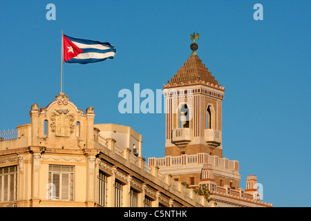 Kuba, Havanna. Kubanische Flagge, Bacardi Gebäude im Hintergrund. Stockfoto