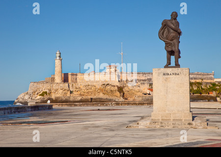 Kuba, Havanna. Statue von Francisco de Miranda, venezolanischer Heerführer. El Morro Festung im Hintergrund. Stockfoto