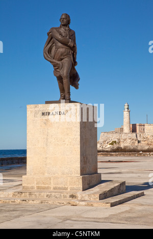 Kuba, Havanna. Statue von Francisco de Miranda, venezolanischer Heerführer. El Morro Festung im Hintergrund. Stockfoto