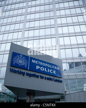 Das neue Scotland Yard Metropolitan Police Service Zeichen außerhalb New Scotland Yard in London. Stockfoto