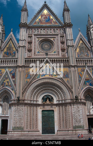 14. Jahrhundert gotische Fassade des Doms oder Kathedrale dominiert der umbrischen Stadt Orvieto Stockfoto