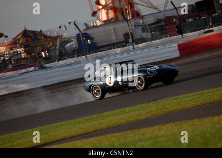 E-Type Jaguar racing in der E-Type Challenge bei der Silverstone Classic 2011. Stockfoto