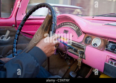 Kuba, Havanna. Armaturenbrett eines 1957 Ford Cabrio. Stockfoto