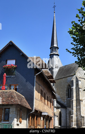 Église (Kirche) Saint-Sauveur und Fachwerkhaus im Le Petit Andely, Normandie, Frankreich Stockfoto