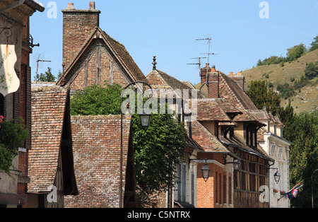 Gekachelte Dächer, einer Straße im Le Petit Andely, Normandie, Frankreich Stockfoto