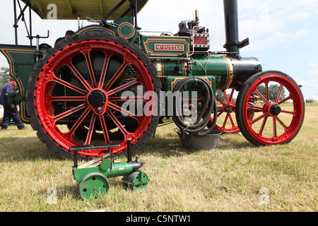 Ein Modell und eine große Dampftraktor Stockfoto