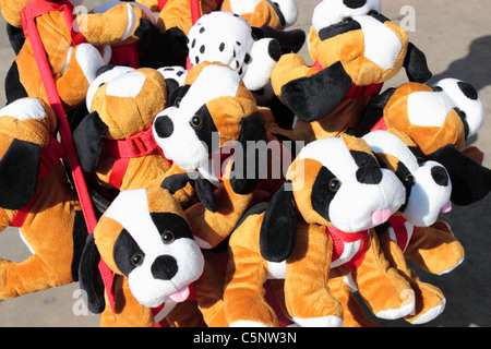 Kuscheliges Hundespielzeug auf dem Display in einer Wanne Stockfoto