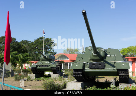 Eine sowjetische SU-100 Tank Destroyer und eine sowjetische t-34 Panzer im Museum der Schweinebucht-Invasion, Playa Girón, Kuba. Stockfoto