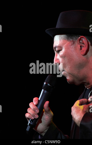 Ruben Blades, legendären Salsa-Sänger und Songwriter aus Panama, die bei einem Konzert zu spielen. Stockfoto