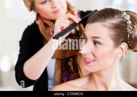 Stylist Anheften einer Braut Frisur vor der Hochzeit Stockfoto