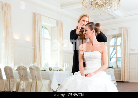 Stylist Anheften einer Braut Frisur vor der Hochzeit Stockfoto