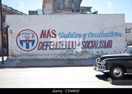 Kuba, Havanna. Politisches Schlagwort: Solidarische und kämpferisch, Sozialismus zu verteidigen. " 1949 Chevrolet. Stockfoto