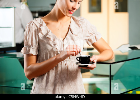 Frau in einem Coffee-Shop oder Café genießt ihr cappuccino Stockfoto