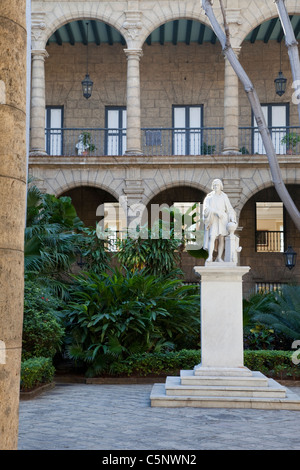 Palacio de Los Capitanes Generales, jetzt das Museo De La Ciudad. Museum der Stadt. Statue von Christoph Kolumbus im Innenhof. Stockfoto