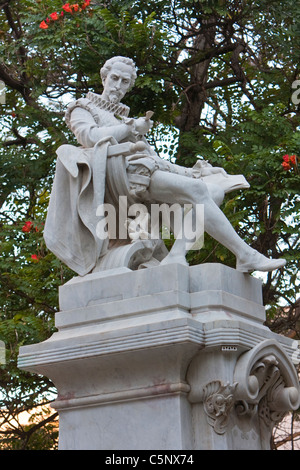 Kuba, Havanna. Statue von Miguel de Cervantes Saavedra, Alt-Havanna. Stockfoto