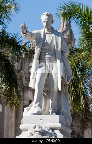 Kuba, Havanna. Statue von Jose Marti, Nationalhelden. Parque Central, Central Havanna, von Jose Villalta Saavedra 1905 geformt. Stockfoto