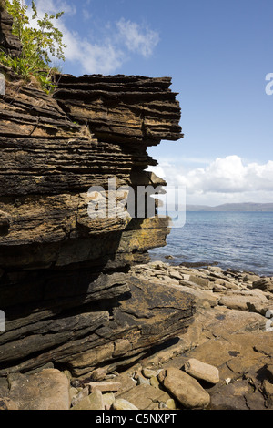 Erodierte Jurassic Sandsteinklippen am Ufer von Loch Slapin in der Nähe von Elgol, Isle of Skye, Schottland Stockfoto