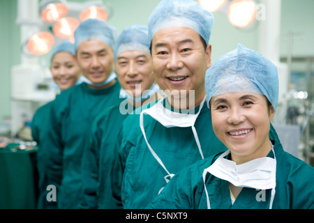 Porträt eines Teams von Chirurgen stehen in einer Linie Stockfoto