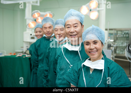 Porträt eines Teams von Chirurgen stehen in einer Linie Stockfoto