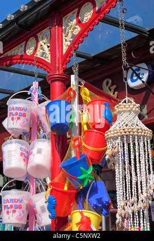 Schaufeln, Spaten und Zuckerwatte - typisch englischen Küste Stall Stockfoto