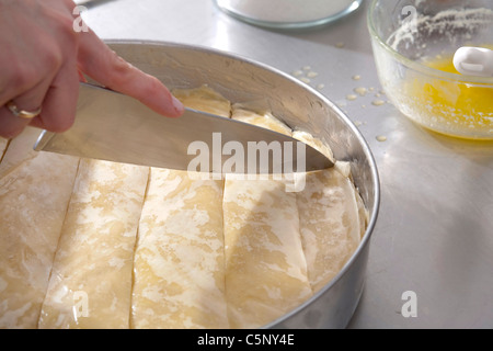 Baklava: Schneiden von rohem baklava Stockfoto