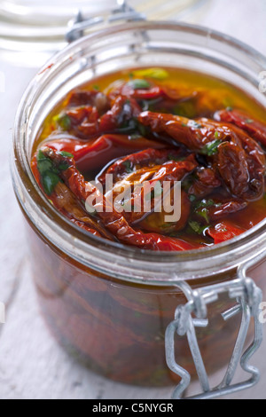 Getrocknete Tomaten in ein Glas mit Olivenöl Stockfoto