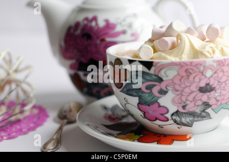 Heiße Schokolade mit Schlagsahne und Mini marshmallows Stockfoto