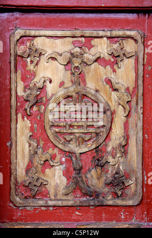 Alte hölzerne chinesische Wandbild mit abblätternde Farbe Stockfoto