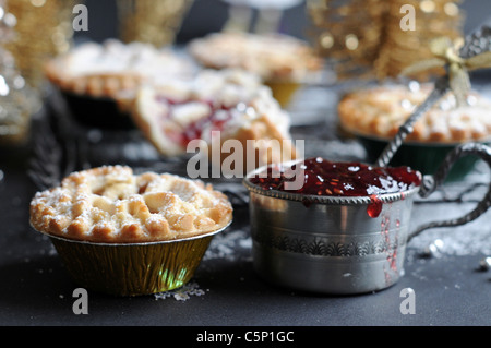 Kleines Gebäck gefüllt mit Himbeermarmelade Stockfoto