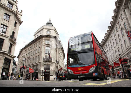 Einem roten Londoner Bus auf Regent Street, London, England, Vereinigtes Königreich Stockfoto