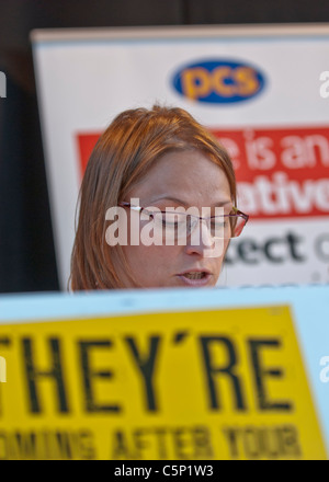 Louise Tomlin, Lehrer und Mitglied des nationalen Verbandes der Lehrer spricht auf die Streikenden rally in Exeter Corn Exchange. Stockfoto